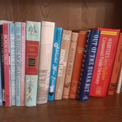LARGE SELECTION OF PAPERBACK AND HARDBACK BOOKS