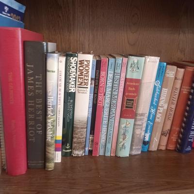 LARGE SELECTION OF PAPERBACK AND HARDBACK BOOKS