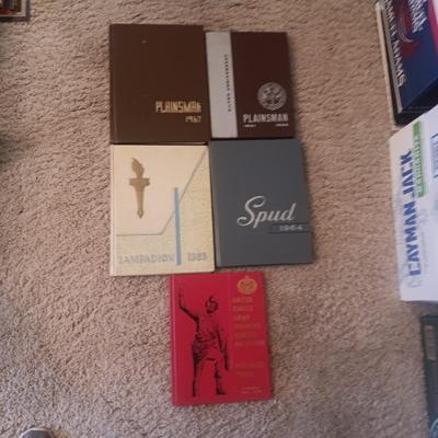 US ARMY TRAINING BOOK, PHOTO OF CLASS OF 1913 AND OLDER YEAR BOOKS