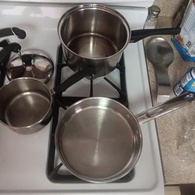 MISMATCHED COOKWARE