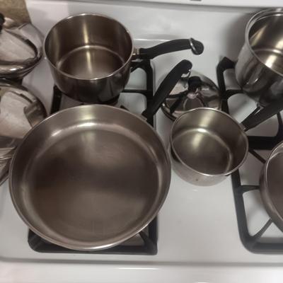 MISMATCHED COOKWARE