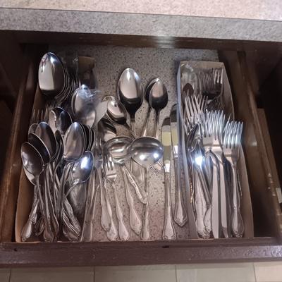 A LARGE SET OF FLATWARE WITH SEVERAL DIFFERENT PATTERNS