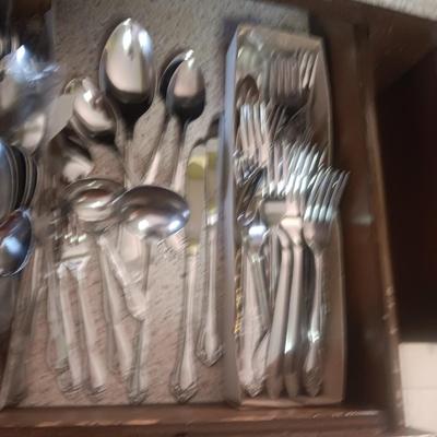 A LARGE SET OF FLATWARE WITH SEVERAL DIFFERENT PATTERNS