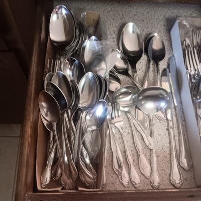 A LARGE SET OF FLATWARE WITH SEVERAL DIFFERENT PATTERNS