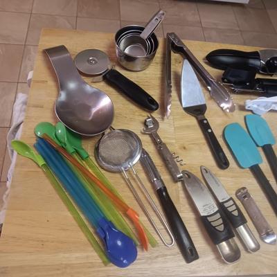 VARIOUS KITCHEN UTENSILS