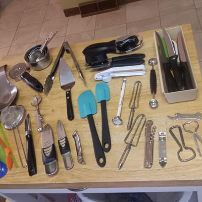 VARIOUS KITCHEN UTENSILS