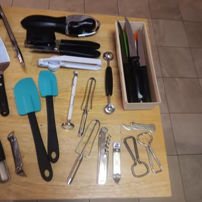 VARIOUS KITCHEN UTENSILS