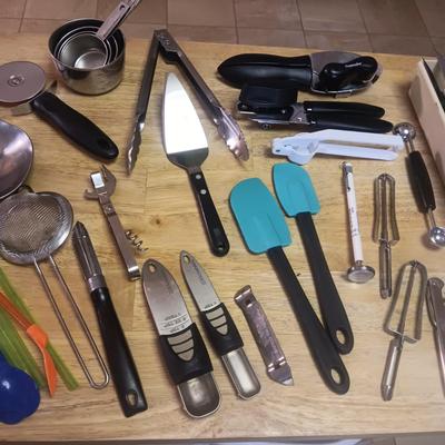 VARIOUS KITCHEN UTENSILS