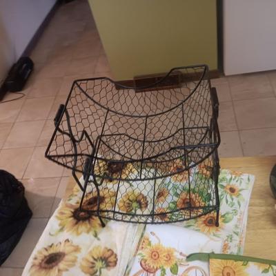 KITCHEN ITEMS WITH A SUNFLOWER THEME