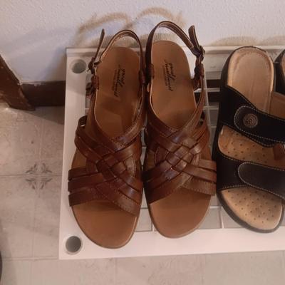 LADIES SANDALS SIZES 9 & 10