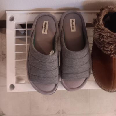 LADIES SLIPPERS SIZE 9 - 10