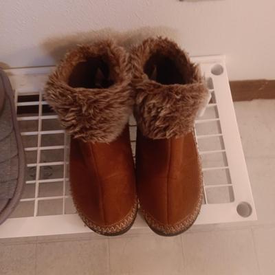 LADIES SLIPPERS SIZE 9 - 10