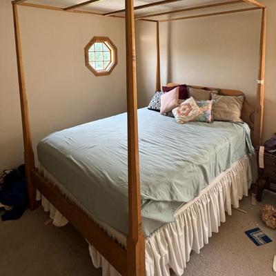 Maple Queen canopy bed , beautiful construction, quality mattress