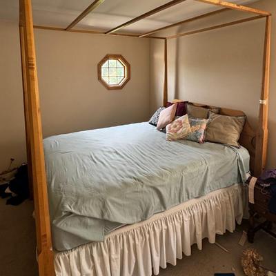 Maple Queen canopy bed , beautiful construction, quality mattress