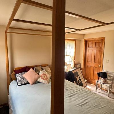 Maple Queen canopy bed , beautiful construction, quality mattress