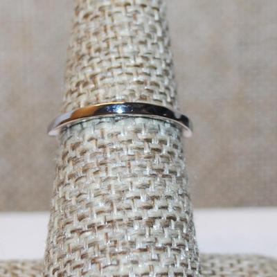 Size 6¾ Iridescent Trillion Cut Stone Marked .925 Ring & Full Surrounds and Side Accents on a Silver Band (2.8g)
