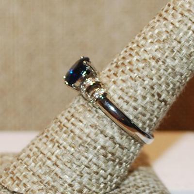 Size 8¼ Oval Deep Blue Stone Ring Marked .925 with Side Accent "Clips" on a Silver Band (2.4g)