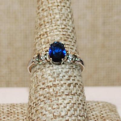 Size 8¼ Oval Deep Blue Stone Ring Marked .925 with Side Accent "Clips" on a Silver Band (2.4g)