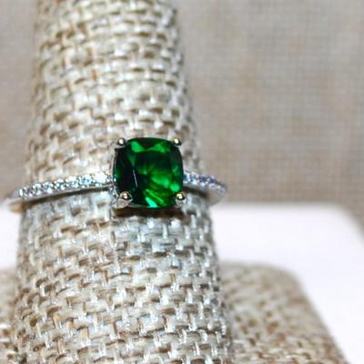 Size 9½ Marked .925 Deep Green Stone Asscher Cut 4 Prong Ring with Side Accents on a Silver Tone Band (1.9g)