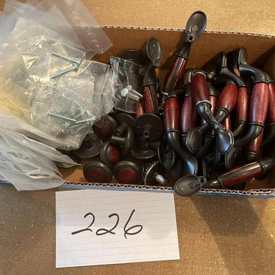 Kitchen Cabinetry Hardware: 23 Pull Handles, 22 Matching Knobs + 65 Fasting Screws