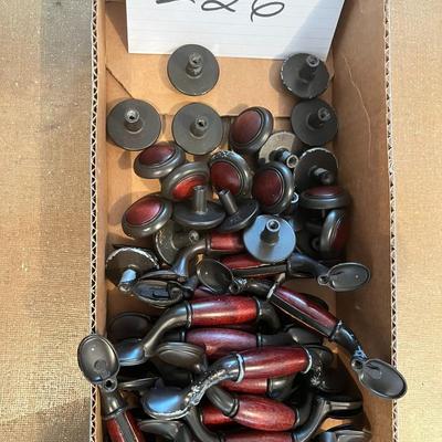 Kitchen Cabinetry Hardware: 23 Pull Handles, 22 Matching Knobs + 65 Fasting Screws