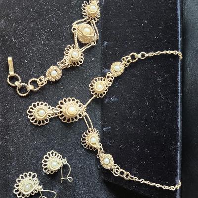 Vintage BOHO Floral wire wrap pearl set
