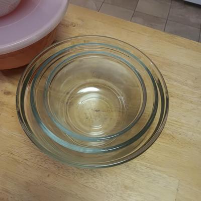 GLASS NESTING BOWLS AND PLASTIC BOWLS W/LIDS