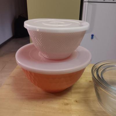 GLASS NESTING BOWLS AND PLASTIC BOWLS W/LIDS