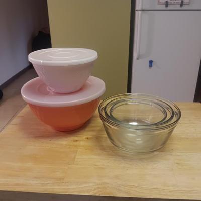 GLASS NESTING BOWLS AND PLASTIC BOWLS W/LIDS