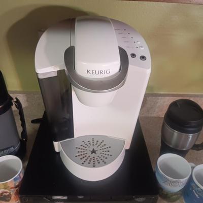 KEURIG SINGLE CUP COFFEE MAKER, PODS W/HOLDER, MUGS AND THERMOS