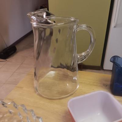 A VARIETY OF VINTAGE GLASSWARE