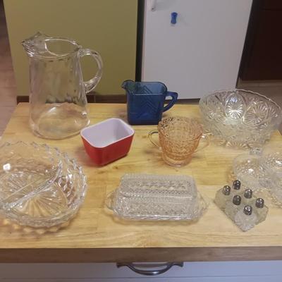 A VARIETY OF VINTAGE GLASSWARE