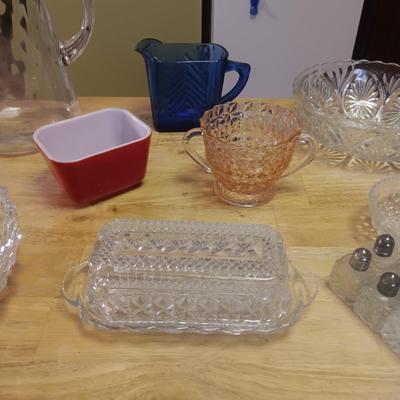 A VARIETY OF VINTAGE GLASSWARE