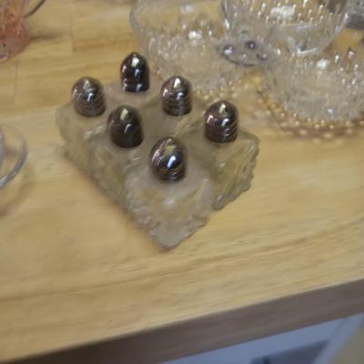 A VARIETY OF VINTAGE GLASSWARE