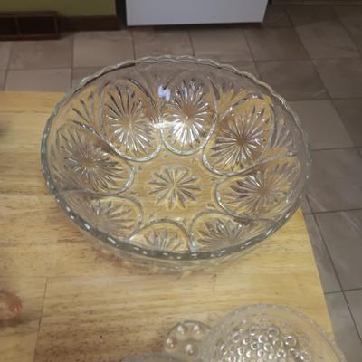 A VARIETY OF VINTAGE GLASSWARE