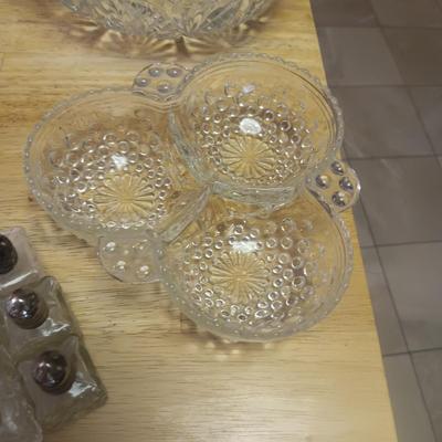 A VARIETY OF VINTAGE GLASSWARE