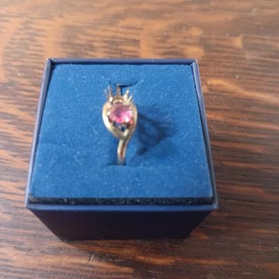 LADIES 14K GOLD RING WITH A MISSING STONE