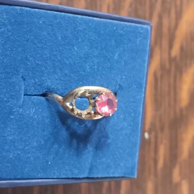 LADIES 14K GOLD RING WITH A MISSING STONE