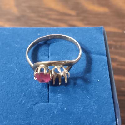 LADIES 14K GOLD RING WITH A MISSING STONE