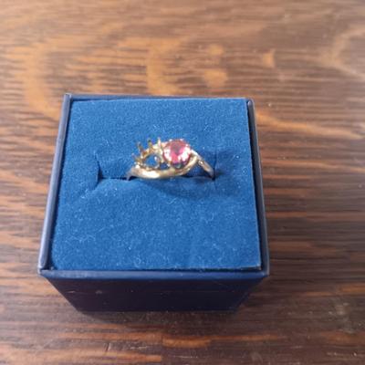 LADIES 14K GOLD RING WITH A MISSING STONE