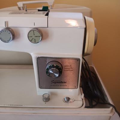 SIGNATURE ZIG ZAG SEWING MACHINE