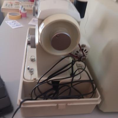 SIGNATURE ZIG ZAG SEWING MACHINE