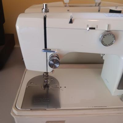 SIGNATURE ZIG ZAG SEWING MACHINE