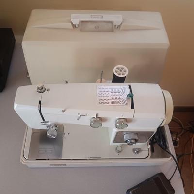 SIGNATURE ZIG ZAG SEWING MACHINE