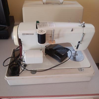 SIGNATURE ZIG ZAG SEWING MACHINE