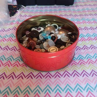 A TIN OF VINTAGE BUTTONS