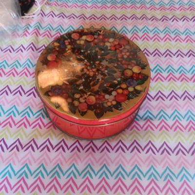 A TIN OF VINTAGE BUTTONS