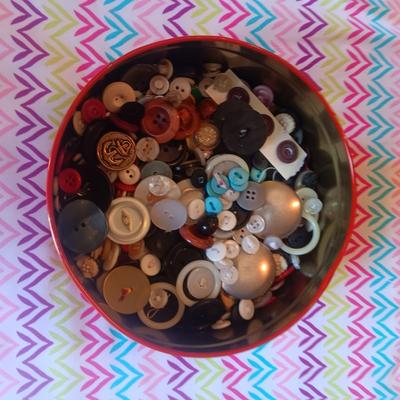 A TIN OF VINTAGE BUTTONS