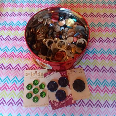 A TIN OF VINTAGE BUTTONS