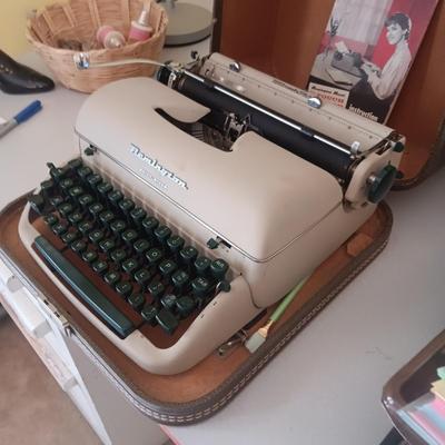 REMINGTON QUIET-RITER MANUAL TYPEWRITER IN CASE
